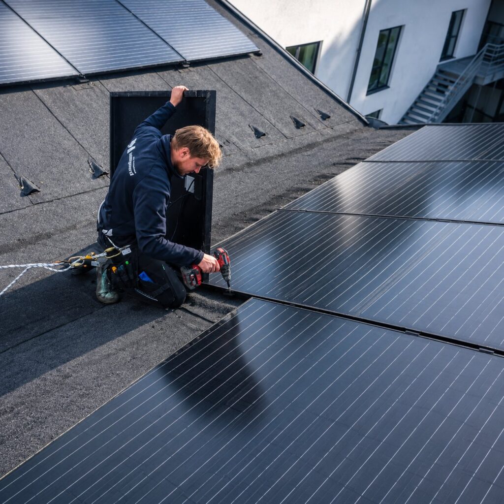 Elektriker i Aalborg monterer solceller på et tag