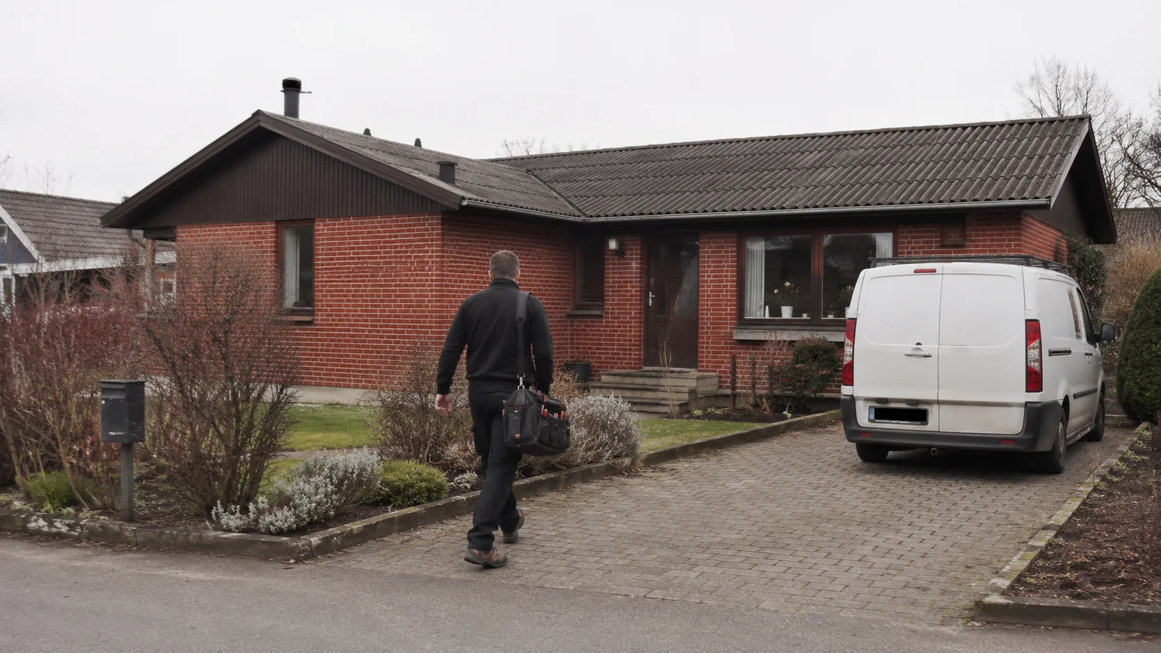 Elektriker ankommer til parcelhus i Dronninglund med værktøj
