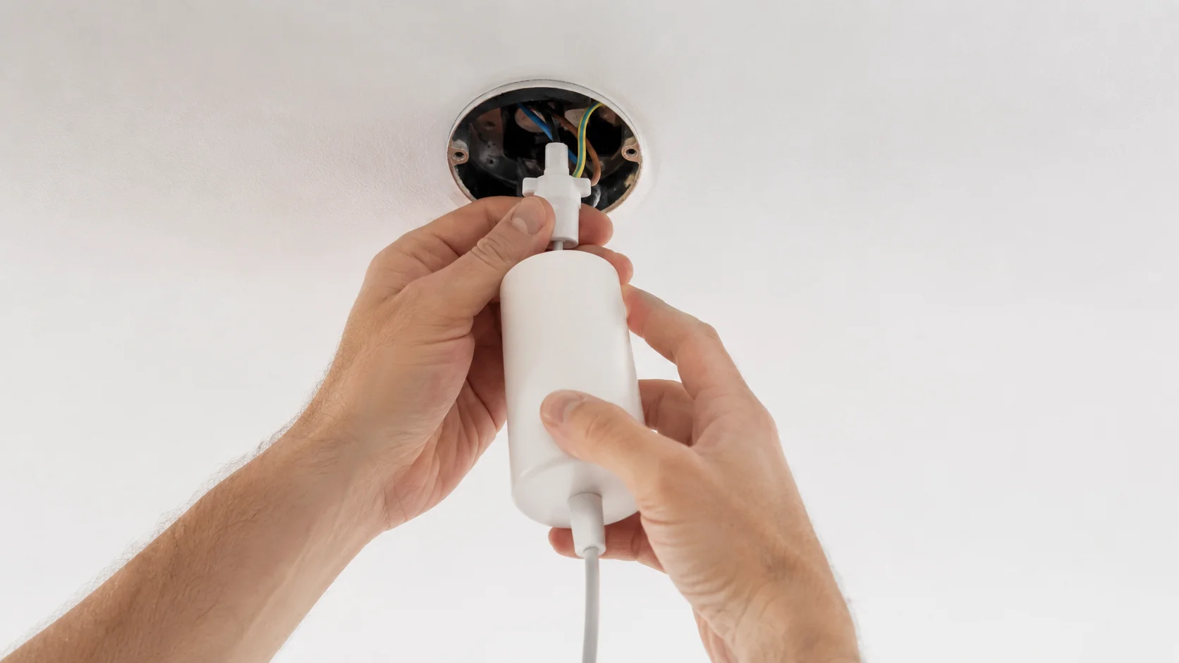 Lampeudtag i loft hvor lampens stik tilsluttes af en elektriker